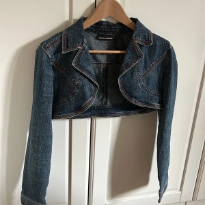 DKNY vintage v-toppen jeanjacket - Aldrig använt den, vintage DKNY jeansjacka
