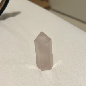 Kristall  - Hej säljer min rosenkvartz då den inte används på nått sätt🫶🏼