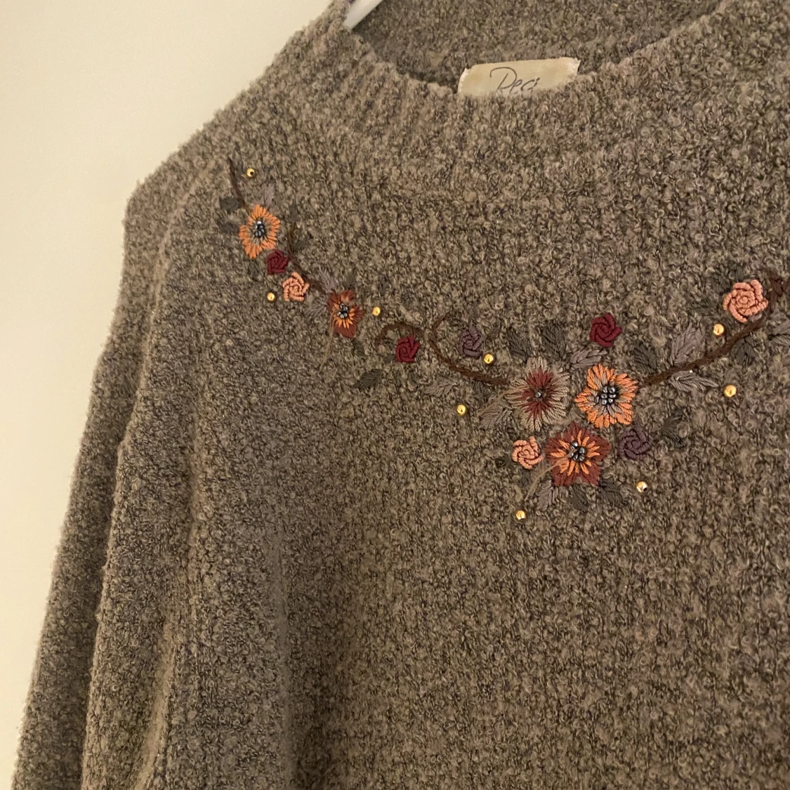 Brun tröja med blomdetaljer - 90