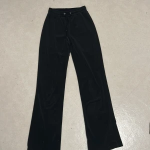 Byxor - Hejsan, säljer dom här skitsnygga byxorna från Gina tricot. Användes nästan aldrig så vill bara bli av med dom. Köpte dom för ca 300 å säljer för 200🫶🏼