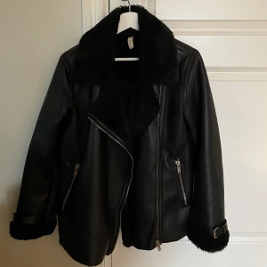 Pilotjacka i fuskskinn - Pilotjacka i fuskskinn från nakd