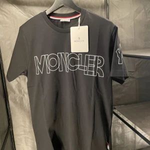 Moncler T-shirt  - Helt ny i storlek M
