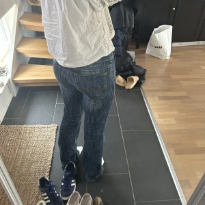 Lågmidjade Lee jeans  - Lågmidjade Lee jeans i så snygg färg. Storlek W26 L31 passar typ XS och i mycket bra skick! Midjemått 37 cm (rakt över) Innerbenslängd 78 cm