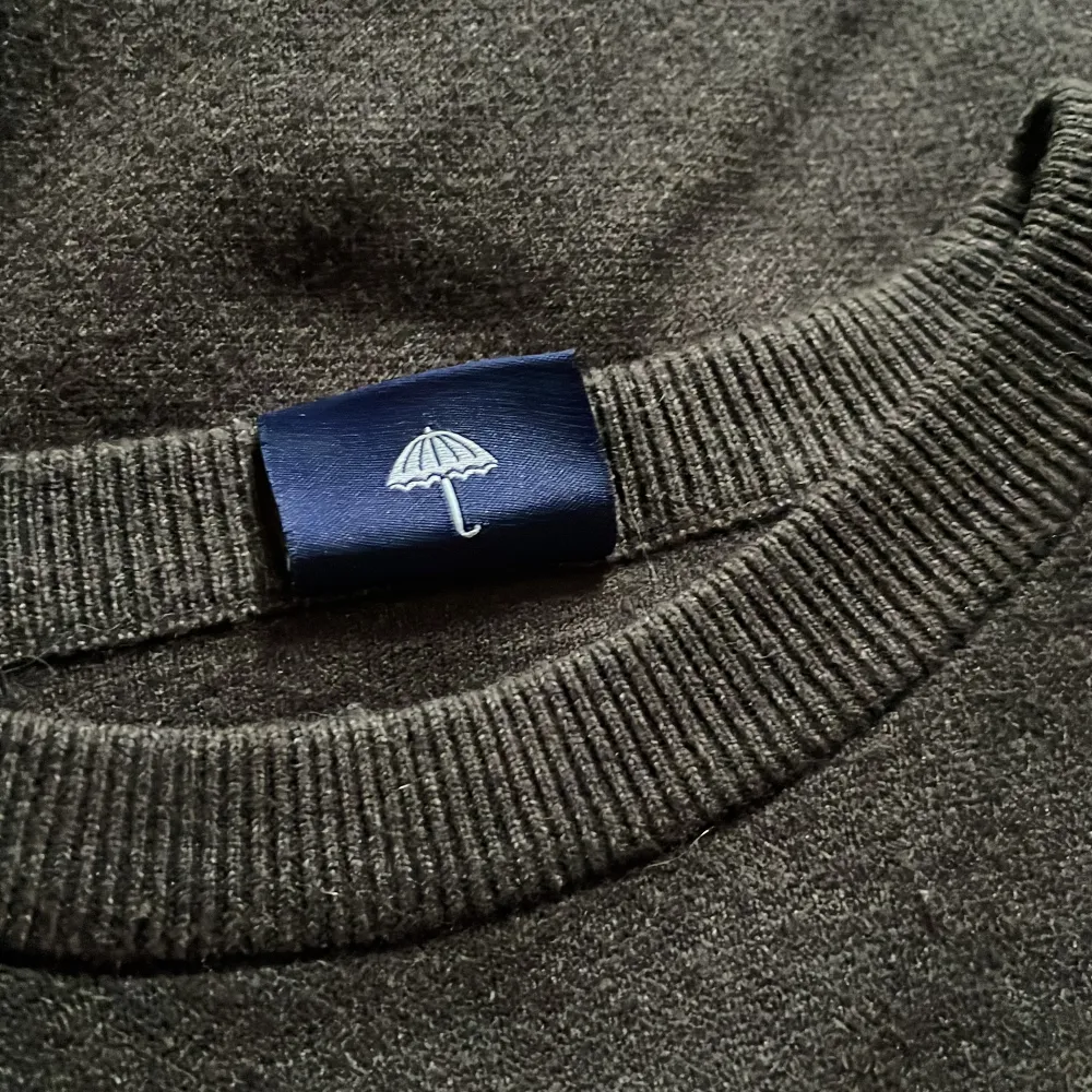 Mysig och mjuk stickad sweatshirt från Helas caps. Perfekt vid de kallare årstiderna och en fint plagg. Skick 9/10. Orginalpris 900kr  . Stickat.