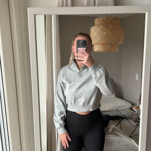 Cropped sweatshirt med halv dragkedja  - Cropped sweatshirt med halv dragkedja från H&M Devided 