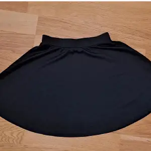 Slät svart kjol köpt från Shein. Storlek S. Använd gärna köp nu, kontakta vid frågor eller fler bilder!!<3