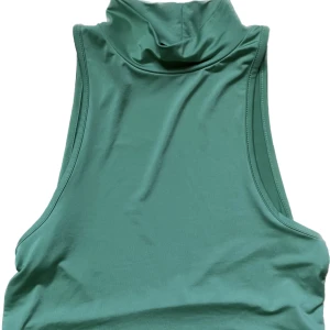 Grön linne - Bra skick men kommer inte till användning längre tyvärr. Säljer mycket kläder nu då jag rensar min garderob🤍✨⭐️