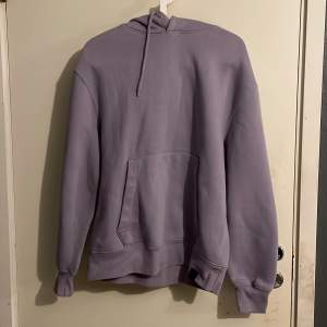 Lila hoodie från Pull&Bear. Storlek S.