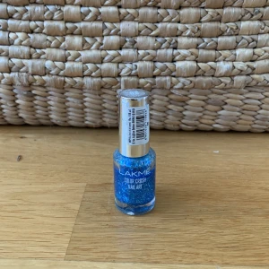 Nagellack!! 💅🏻 - Använt 4 gånger! Den är jätte fin!! Locket är lite smutsig! Själva glaset var inte så bra häller!