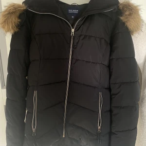 Race Marine jacka - En vinterjacka i ny skick som är perfekt nu när det börjar bli kallare ute!🌨️❄️ Den är använd ett få antal gånger och säljes pågrund av att den tyvärr inte passar mig längre. Nypris på jackan är 800kr. Vid frågor eller funderingar, kontakta mig!💕 