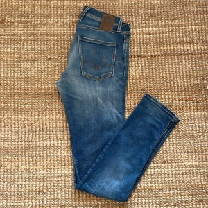 Replay Jeans - Replay Jeans storlek 30/34. Modellen är Anbass. Väldigt fint skick 9,5/10. Hör av dig vid frågor/bilder! // Olle  