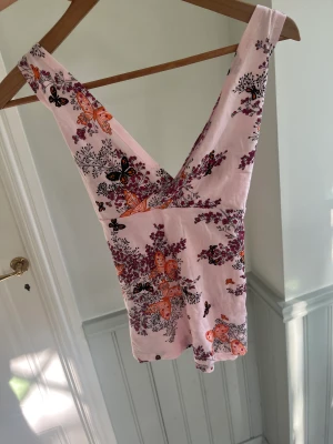 Sommar topp - En jättegullig topp med snöre sunt midjan. Den har ett super gullig mönster med fjärilar och blommor 🌺❤️