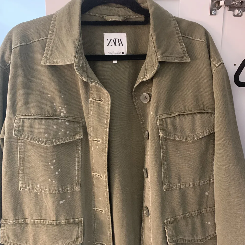 Säljer min superfina jacka från Zara i storlek S men den är oversize Den kommer aldrig till användning därav säljer jag!💞 inga defekter . Jackor.