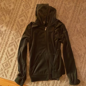 Kofta - Kofta från Gina Tricot i mjukt velourtyg som använts ett fåtal gånger så i nyskick och inga defekter förutom att snörerna saknas💗 Nypris är 250kr o den är i XXS fast passar XS🫶