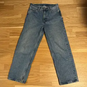 Breda Blåa Weekday Jeans (modell GALAXY) W27 L30