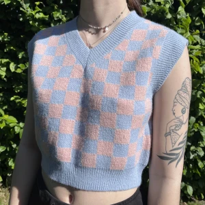 Stickad väst - Stickad väst från Cider. Helt ny, fick i present!