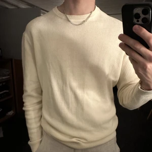 Stickad tröja - Stickad beige tröja från zara i bra begagnat skick. Storlek medium, säljer då den är för liten i ärmarna. Kan skickas eller mötas upp i Umeåområdet.