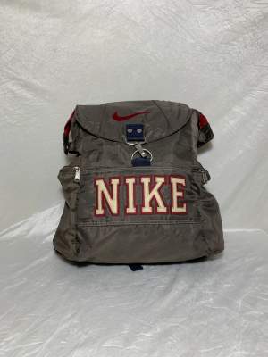 Vintage 90s Nike ryggsäck i fint skick! En tvär fet retro ryggsäck