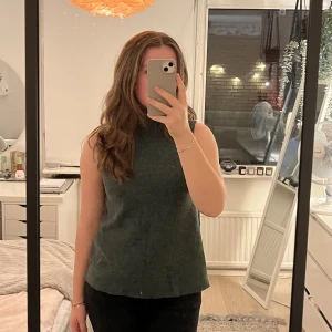 Mörkgrön polotröja  - En mörkgrön tröja utan ärm från Zara, slutsåld💕 säljer endast av att den inte har kommit till användning, i fint skick 