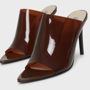 Klackar - Säljer dessa då dom är alldeles för små för mig.  Helt oanvända  Den är i storlek 39 men passar 37/38  Säljer för 200 kr frakt tillkommer 