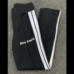 Palm angels byxor  - Tja, säljer ett par svarta Palm angels byxor i storlek L Skick 10/10 Vid frågor eller intressen tveka inte på att höra av dig!!