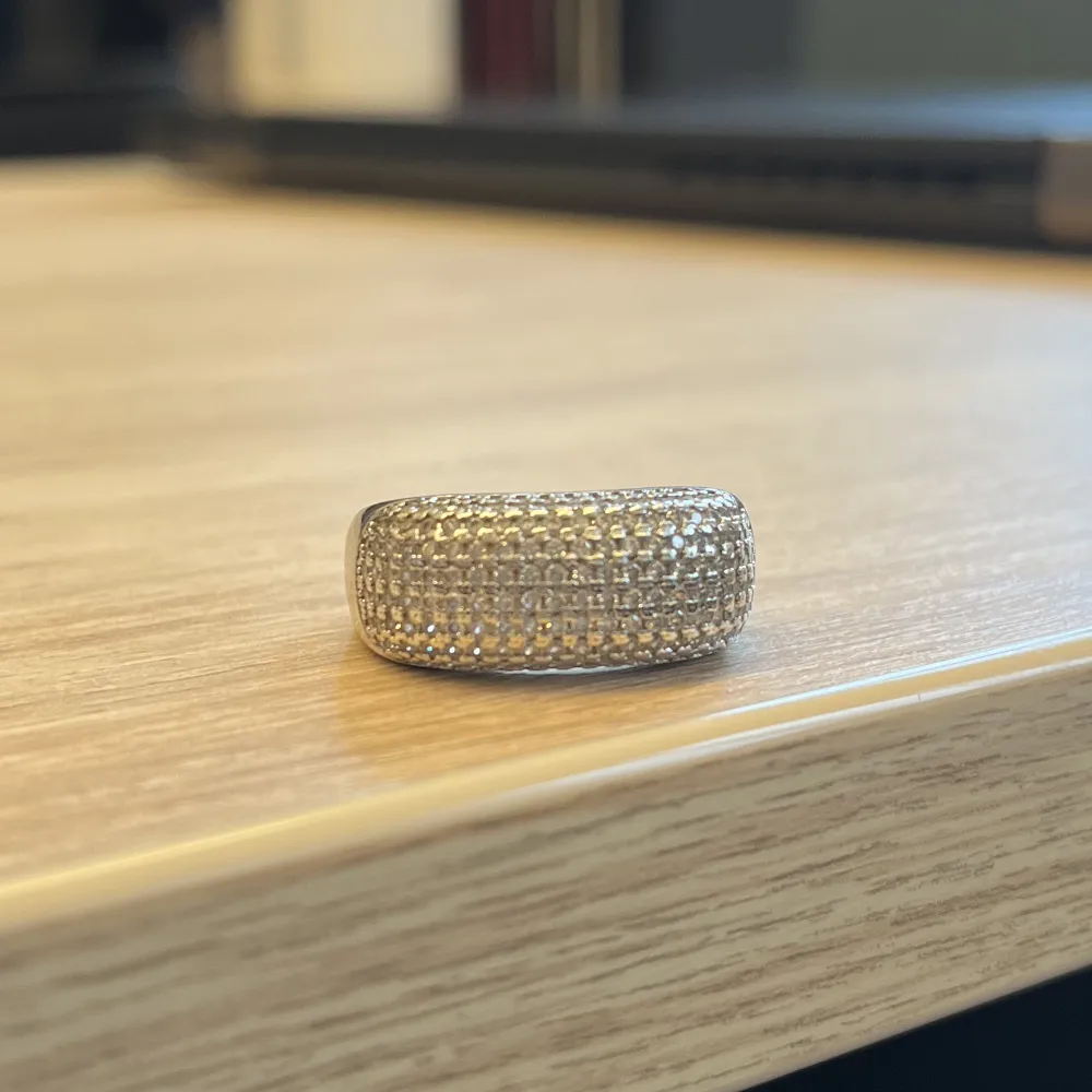 Byta eller köp!  Denna ring är för stor för mig, den är i stolek 18,5mm. Fick den i present i början av sommaren. Antingen kan ni köpa den för 850kr, nypris 999kr, eller om någon har denna ring i 17,5 men vill byta till denna ring så funkar det också💕. Accessoarer.