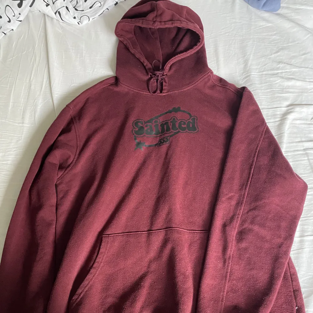 Förlåt för dåliga bilder!! En vinröd hoodie som är köpt secondhand❣️Den har aldrig kommit till hos mig, därför säljer jag vidare den💕 Kontakta för intresse eller vidare funderingar!✨. Hupparit & Collegepaidat.