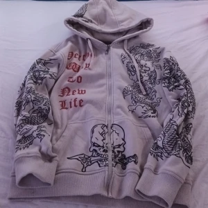 Cool zip up hoodie - En cool zip up hoodie med många detaljer som inte kommer till användning. Lite nopprig och lite fläckar här och var men går säkert att få bort med något medel