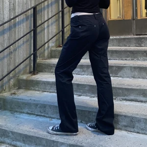 Svarta tygbyxor🖤🖤 - Superfina svarta byxor från Esprit, tyvärr sitter de lite för stora på mig i midjan. Köpta second hand men aldrig använda av mig. Fint skick ❣️bra längd på mig som är 1,73.  Köpare står för ev. frakt ☺️