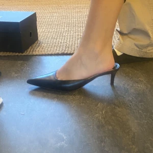 TIGER OF SWEDEN KLACKAR - Säljer ett par jättefina men tyvärr för stora klackar från Tiger of Sweden, oanvända och köpta för 700 kr. Har lite skavanker under skon, meddela mig så visar jag bild på det. 💕✌️Pris kan diskuteras