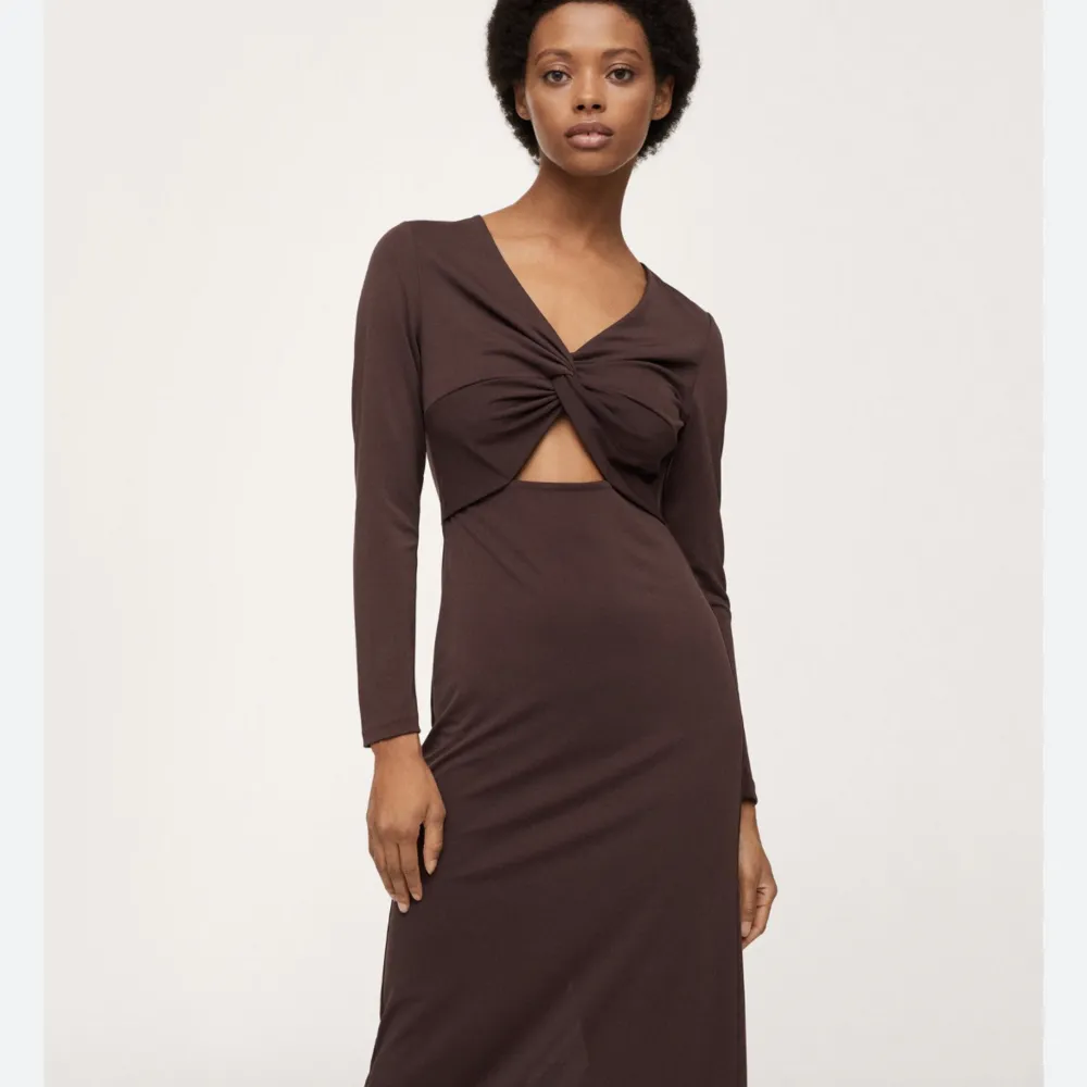 En mörkbrun klänning från mango. Köpte den föra sommaren men har inte kommit till användning sen dess. Skriv för fler bilder!. Klänningar.