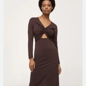 En mörkbrun klänning från mango. Köpte den föra sommaren men har inte kommit till användning sen dess. Skriv för fler bilder!