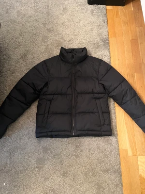 Everest Pufferjacka - Säljer nu min Everest puffer då jag växt ur den. Den är i väldigt bra skick och bara använd en vinter (Priset ej hugget i sten)