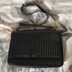 DKNY väska - DKNY väska från ett par år sedan, frf fint skick🫡🤘💖