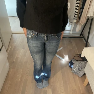 Jeans  - As snygga miss me dupe jeans, fint skick förutom att gylfen är trasig så den går inte o stänga💗💗Innerbensläng: 76 midjemått:82