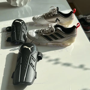Adidas fotbollsskor  - Jätte fina adidas fotbollsskor i storlek 39. Säljer för att jag aldrig använt dessa. Säljer för 159 för både skorna och skyddet. Skyddens storlek är L. Skriv om ni har frågor eller funderingar🩷