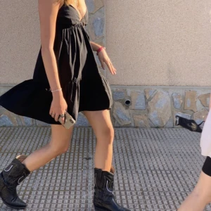 Zara klänning - Super fin svart zara klänning med knytning i ryggen som inte längre kommer till användning !❤️