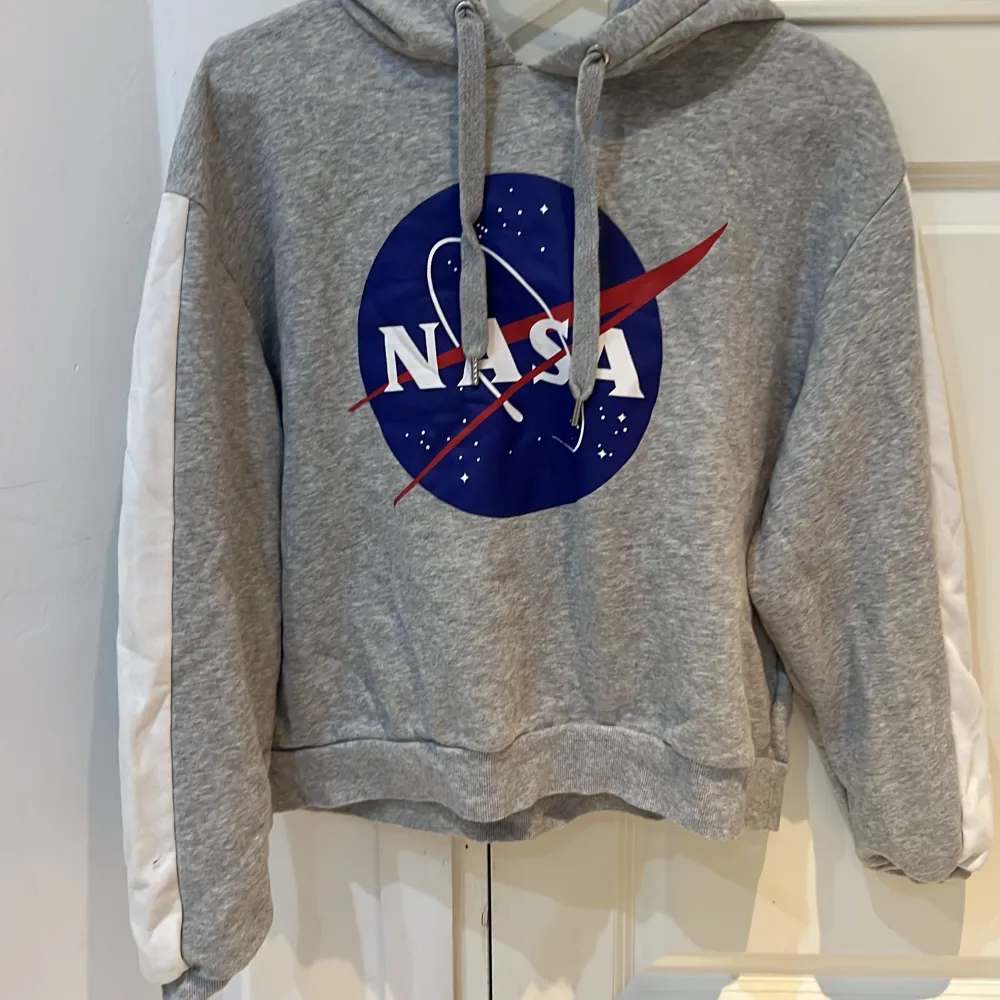 En NASA tröja från h&m i storlek L men är väldigt liten annars så jag skulle säga mer S. Den är i bra skick också! . Hoodies.