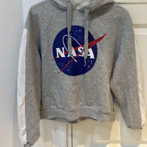En NASA tröja från h&m i storlek L men är väldigt liten annars så jag skulle säga mer S. Den är i bra skick också! 