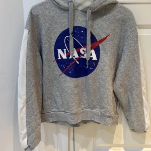 NASA tröja  - En NASA tröja från h&m i storlek L men är väldigt liten annars så jag skulle säga mer S. Den är i bra skick också! 