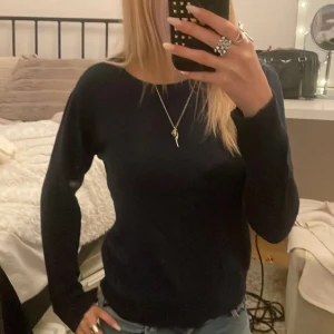 Svart tröja  - Säljer min svarta vila tröja som jag köpte i sommras som inte har kommit till användning. Nypris 400