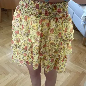 Jätte fin gul kjol med blommor på. Perfekt till sommaren