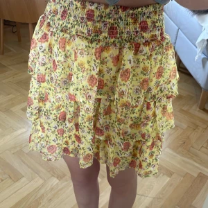 Sommarkjol  - Jätte fin gul kjol med blommor på. Perfekt till sommaren
