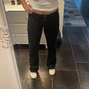 Svarta Lågmidjade jeans, storlek 38, hm  - Änvända Max 3 gånger! Normala/ lite små i storken🤍är 165cm och är bra längd/långa på mig 