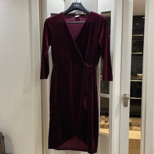 Klänning i velour - Kort klänning i röd velour. Använd 1 gång.