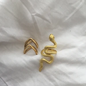 Guldringar  - Ena är från Edblad och andra från Nelly.com💘söta aldrig använda då jag bär silver💞100 för båda och 7`0 för en