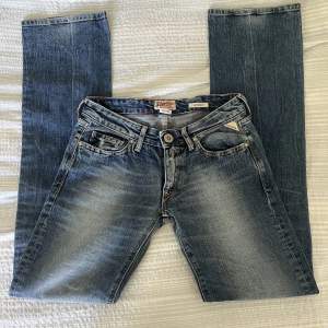 Säljer dessa skitsnygga lågmidjade bootcut jeans från replay!! Tyvärr för små för mig🥲 Midjemått är 72 cm och innerbenslängd är 78 cm❤️‍🔥❤️‍🔥Skriv för fler frågor 