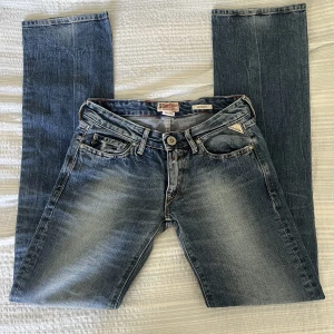 Replay lågmidjade jeans💓💓💓 - Säljer dessa skitsnygga lågmidjade bootcut jeans från replay!! Tyvärr för små för mig🥲 Midjemått är 72 cm och innerbenslängd är 78 cm❤️‍🔥❤️‍🔥Skriv för fler frågor 
