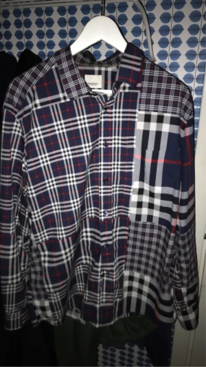 Burberry skjorta - Burberry Skjorta i Xl Den är i en blå, röd och vit färg Använd bara ett 10 tal gånger på speciella tillfällen och väldigt bra omhändertagen. Har ej kvitto köptes från burberrys Hemsida.