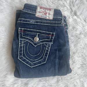 Aldrig använda, lågmidjade true religion jeans i storlek 28. De är tighta upptill å utsvängda ner till. 